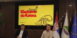 Zahvalnice i priznanja učesnicima projekta „Klackamo do Kotora“ Ministar turizma i omladine uručuje priznanje učesnicima projekta „Klackamo do Kotora“