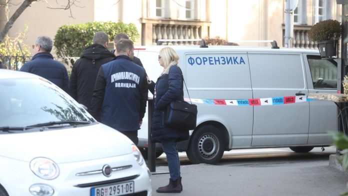 Policija i forenzičari na mestu događaja u stanu u Beogradu