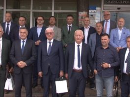 Delegacija SBK sa premijerom Tahir Lendom tokom posete Novom Pazaru