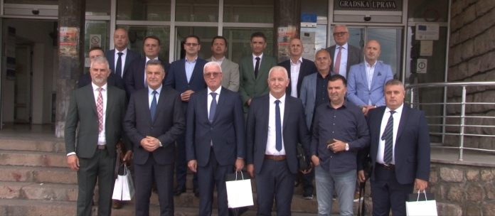 Delegacija SBK sa premijerom Tahir Lendom tokom posete Novom Pazaru