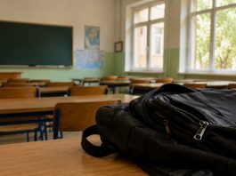 Policijske ekipe proveravaju školski objekat nakon dojave o bombama