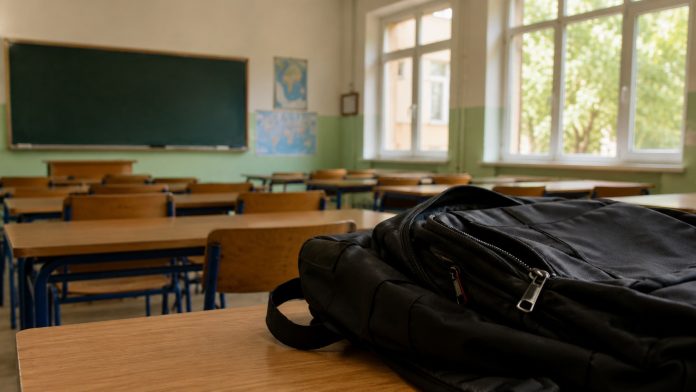 Policijske ekipe proveravaju školski objekat nakon dojave o bombama