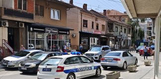 Dojave o bombama stigle u 18 škola širom Sandžaka Policija na proveri dojave o bombama ispred škole u Novom Pazaru