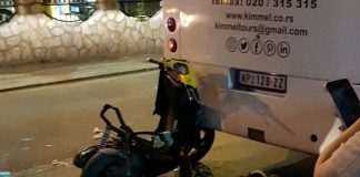 Ekskluzivan snimak sudara u Selakovcu: maloletnici podleteli pod autobus Policijski uviđaj nakon sudara motocikla i autobusa u Selakovcu