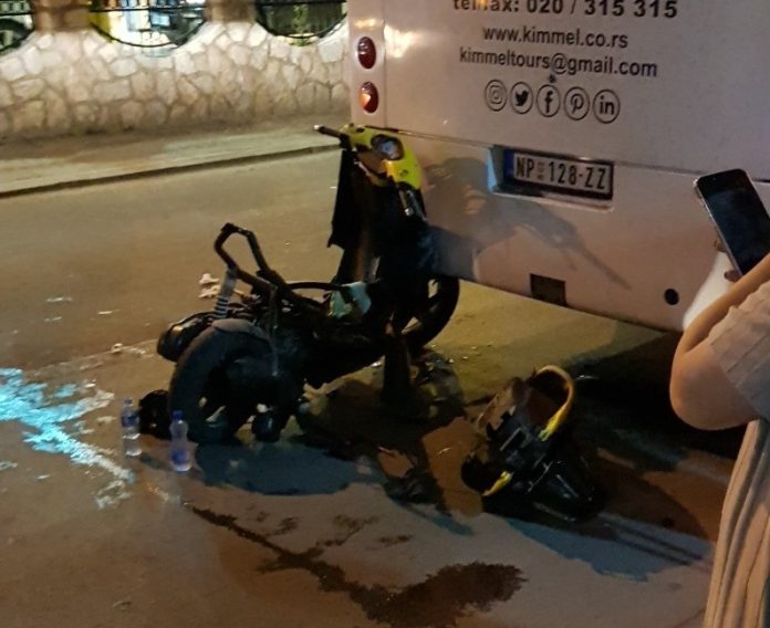 Policijski uviđaj nakon sudara motocikla i autobusa u Selakovcu