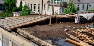 (FOTO) Nepoznate osobe demontirale krov trafostanice kod Tehničke škole, strah od kvarova Demontiran krov trafostanice kod Tehničke škole, objekat ostao nezaštićen od padavina