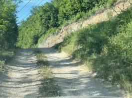 Meštani Novopazarske banje ukazuju na neasfaltirani put sa rupama i blatom
