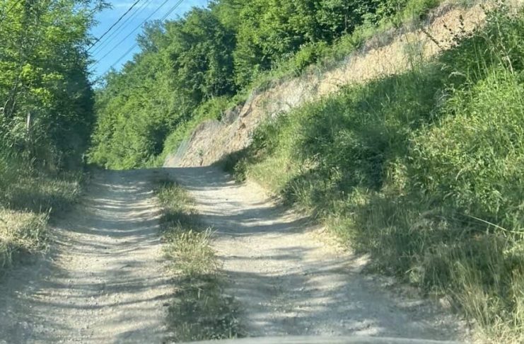 Meštani Novopazarske banje ukazuju na neasfaltirani put sa rupama i blatom