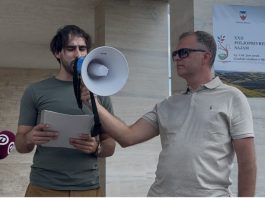 Građani Sjenice okupljeni ispred zgrade Opštine traže hitne mere zbog otpada i loše higijene