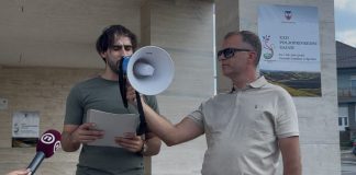 Građani Sjenice traže hitne mere zbog ekološke krize Građani Sjenice okupljeni ispred zgrade Opštine traže hitne mere zbog otpada i loše higijene