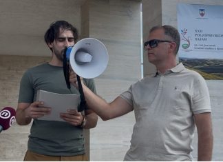 Građani Sjenice traže hitne mere zbog ekološke krize Građani Sjenice okupljeni ispred zgrade Opštine traže hitne mere zbog otpada i loše higijene