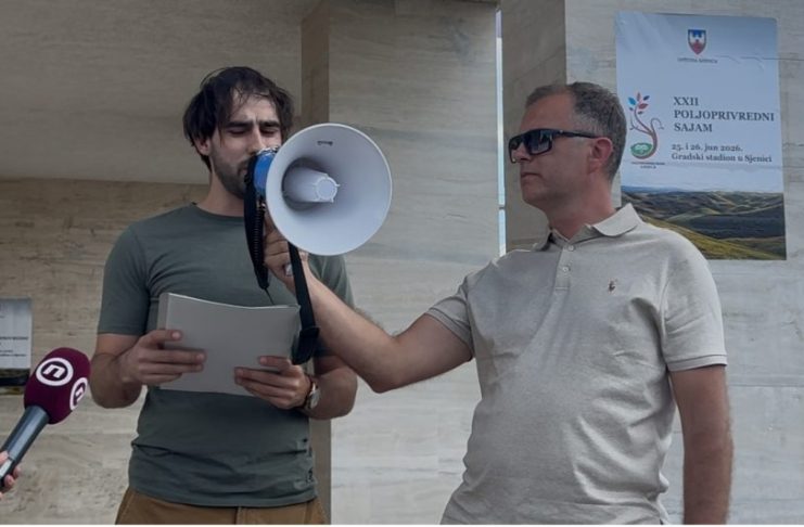 Građani Sjenice okupljeni ispred zgrade Opštine traže hitne mere zbog otpada i loše higijene