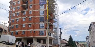 Građevinski radnik pao sa petog sprata, hitno prevezen Građevinski radnik nakon pada sa visine, hitan prevoz u bolnicu