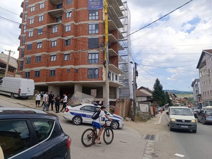 Građevinski radnik nakon pada sa visine, hitan prevoz u bolnicu