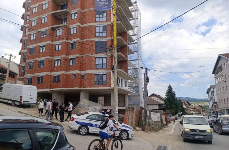 Građevinski radnik nakon pada sa visine, hitan prevoz u bolnicu
