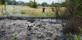 Grom izazvao požar u Pobrđu kod Novog Pazara: vatrogasci sprečili širenje vatre Vatrogasci na intervenciji nakon udara groma u Pobrđu kod Novog Pazara