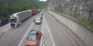 Gužve na Špiljanima: na ulazu u Srbiju čekanje i do tri sata Kolona automobila na graničnom prelazu Špiljani