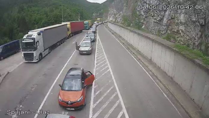 Kolona automobila na graničnom prelazu Špiljani