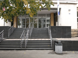 Zgrada Javnog tužilaštva za organizovani kriminal i logo škole u Novom Pazaru