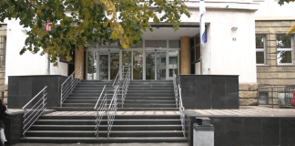 JTOK tražio pritvor direktorki škole iz Novog Pazara i još troje osumnjičenih Zgrada Javnog tužilaštva za organizovani kriminal i logo škole u Novom Pazaru