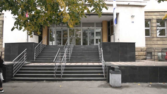 Zgrada Javnog tužilaštva za organizovani kriminal i logo škole u Novom Pazaru