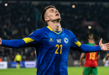 Karte za BiH protiv SAD među najskupljima na Mundijalu 2026 Navijači ispred stadiona sa ulaznicama za Mundijal 2026