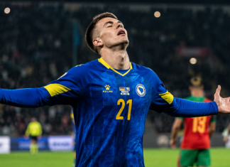 Karte za BiH protiv SAD među najskupljima na Mundijalu 2026 Navijači ispred stadiona sa ulaznicama za Mundijal 2026