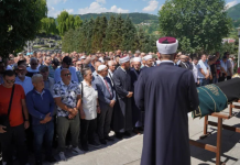 Klanjana dženaza Edinu Avdiću uz prisustvo porodice i sportskih velikana Klanjanje dženaze Edinu Avdiću na Gradskom groblju „Bare“ u Sarajevu