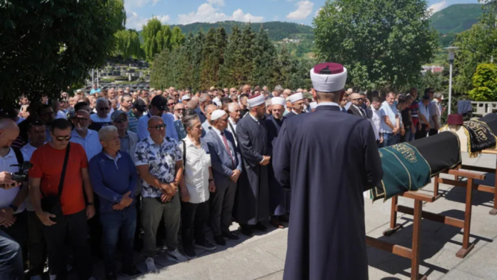 Klanjanje dženaze Edinu Avdiću na Gradskom groblju „Bare“ u Sarajevu