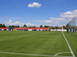 Fudbalski stadion i logo kluba u kontekstu odluka oko promocije u nižim rangovima
