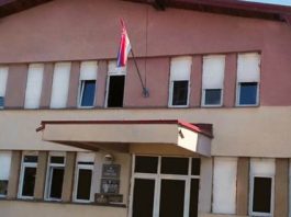 Zgrada Osnovnog suda u Sjenici i logo sudstva