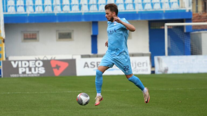 Adem Ljajić tokom fudbalske utakmice, u fokusu interesovanja Novog Pazara