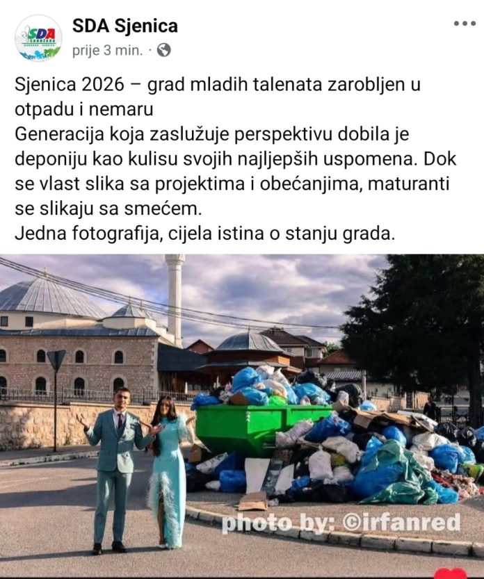 Maturanti pored prepunog kontejnera i nagomilanog otpada u Sjenici