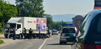 Motorista udario u kamion kod Kraljeva, saobraćaj stao oko sat Motocikl i kamion nakon saobraćajne nezgode kod Kraljeva