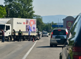 Motorista udario u kamion kod Kraljeva, saobraćaj stao oko sat Motocikl i kamion nakon saobraćajne nezgode kod Kraljeva