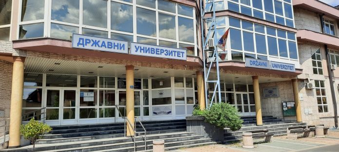 Zgrada Državnog univerziteta u Novom Pazaru tokom upisnih aktivnosti