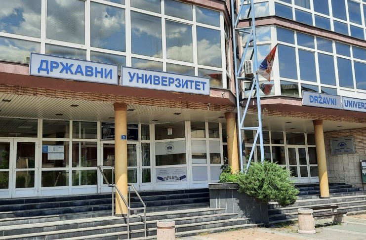 Zgrada Državnog univerziteta u Novom Pazaru tokom upisnih aktivnosti