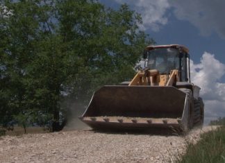 Nastavljeno uređenje seoske putne mreže u Trnavi Radnici i mehanizacija na seoskom putu u Mesnoj zajednici Trnava