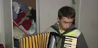 Novak iz Bora: 11% vida, bolovi rastu, a pomoć zavisi od novca Sedamnaestogodišnji Novak Milojević iz Bora bori se za očuvanje vida