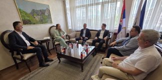 Novi Pazar i Tutin traže pomoć države zbog otpada, Sjenica pozvana da se priključi Gradonačelnik Novog Pazara Nihat Biševac i predstavnici opština razgovaraju o rešenju problema otpada