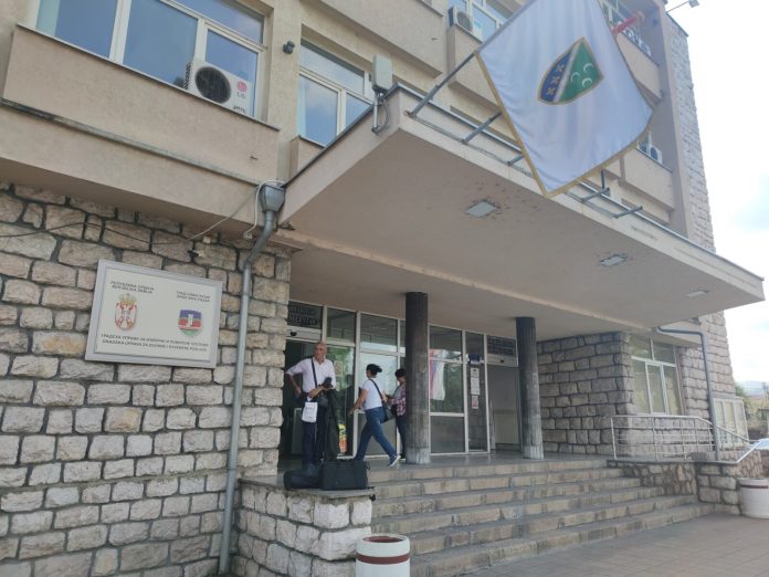Ministarka Snežana Paunović uručuje priznanja povodom Dana državnih službenika