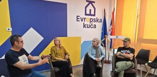 Novi Pazar: Novinare lokalnih medija muče isti pritisci, prepušteni su sami sebi Projekcija filma „Novinari pod pritiskom – lokalni glasovi“ u Evropskoj kući u Novom Pazaru