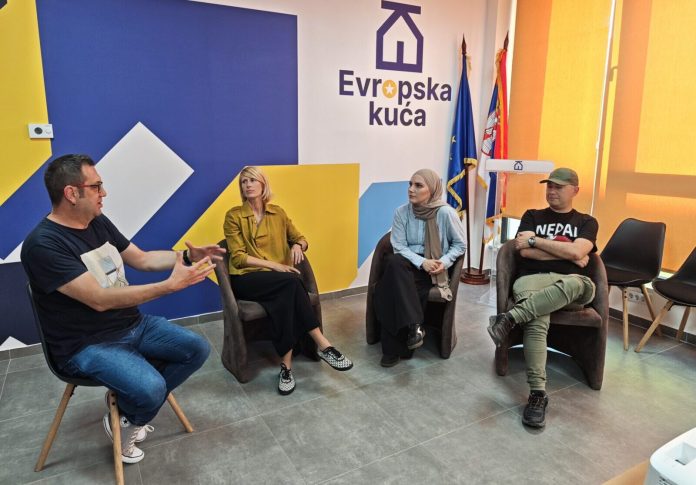Projekcija filma „Novinari pod pritiskom – lokalni glasovi“ u Evropskoj kući u Novom Pazaru