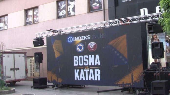 Gradsko šetalište u Novom Pazaru tokom navijačkog prenosa utakmice reprezentacije