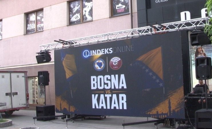 Gradsko šetalište u Novom Pazaru tokom navijačkog prenosa utakmice reprezentacije