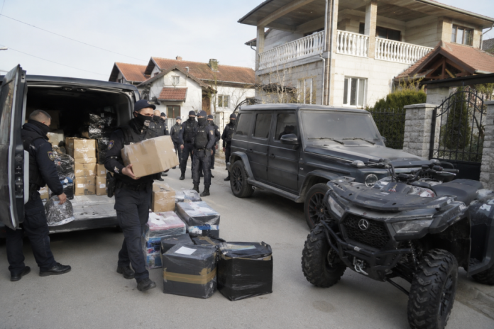 Policija tokom istrage nakon napada u Novom Pazaru