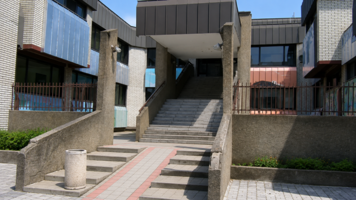 Roditelj i učenik ispred dečjeg dispanzera u Novom Pazaru