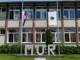 Učenici u dvorištu Osnovne škole „Mur“ u Novom Pazaru ispred prostora za nastavu na otvorenom