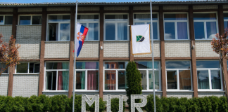 OŠ „Mur“ u Novom Pazaru dobija letnju učionicu i sređenije dvorište Učenici u dvorištu Osnovne škole „Mur“ u Novom Pazaru ispred prostora za nastavu na otvorenom