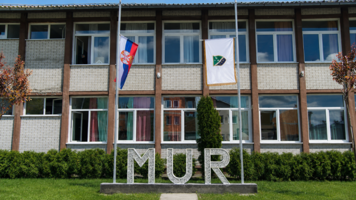 Učenici u dvorištu Osnovne škole „Mur“ u Novom Pazaru ispred prostora za nastavu na otvorenom